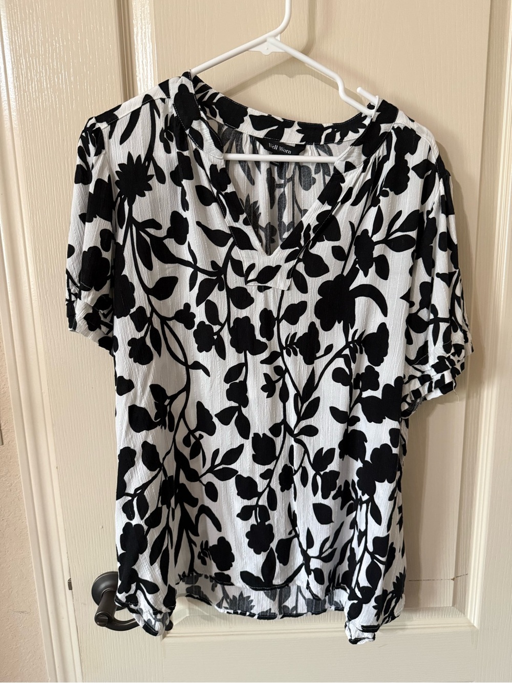 Well Worn Black & White Floral V-Neck Blouse